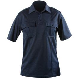 blauer polo police uniform.